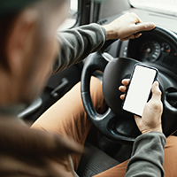 33% de los conductores chatea, habla o manipula su celular mientras maneja